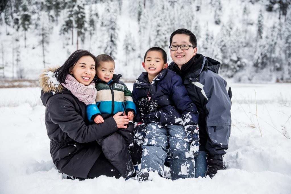 Victoria BC Family Photographer | family in the snow sledding