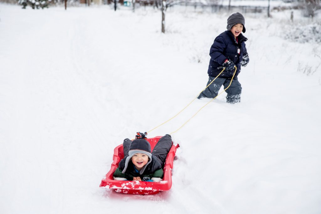 Victoria BC Family Photographer | family in the snow sledding